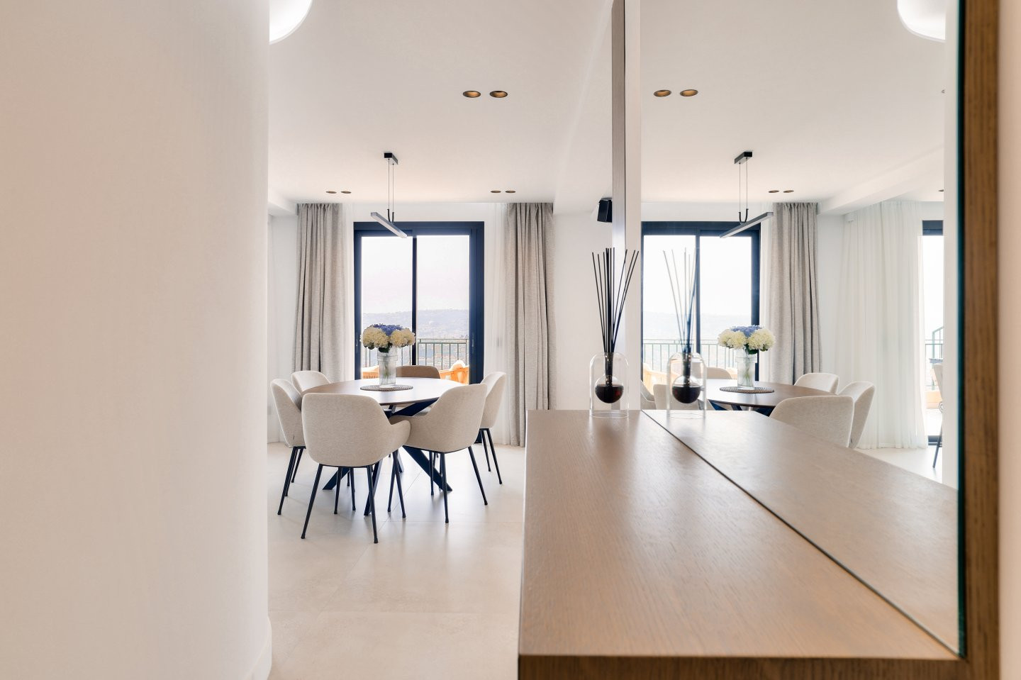 
                                                Vente
                                                 NICE - Mont Boron - Magnifique Penthouse de 120 m² entièrement rénové avec une terrasse de 80 m² et vue panoramique