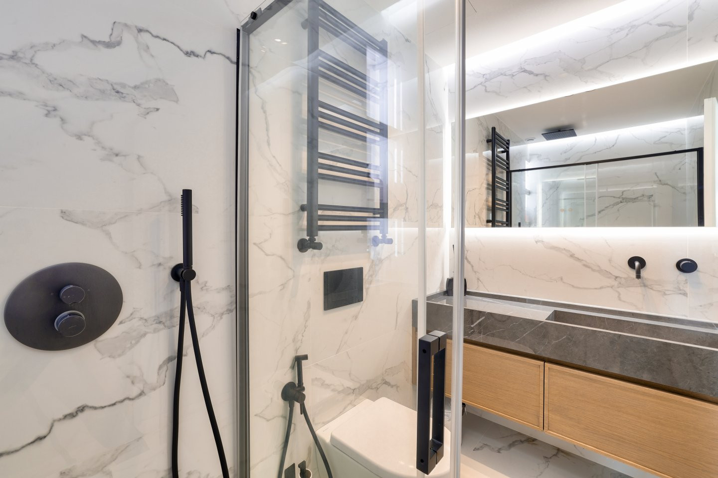 
                                                Vente
                                                 NICE - Mont Boron - Magnifique Penthouse de 120 m² entièrement rénové avec une terrasse de 80 m² et vue panoramique