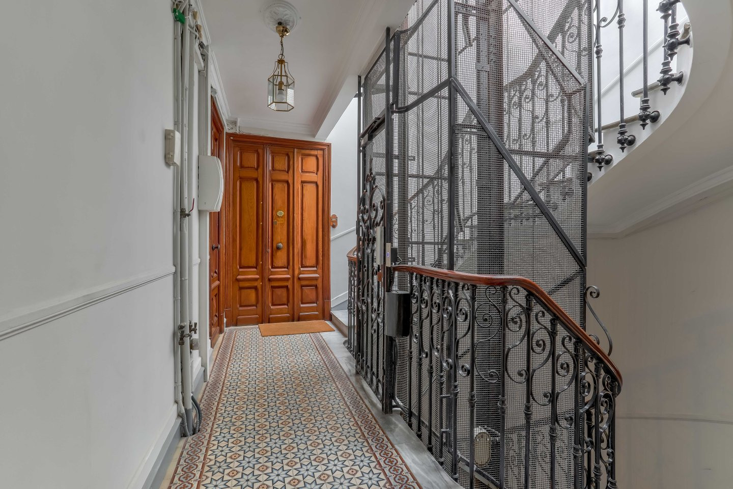 
                                                Vente
                                                 Nice Musiciens  : Appartement de charme en dernier étage dans Palais bourgeois