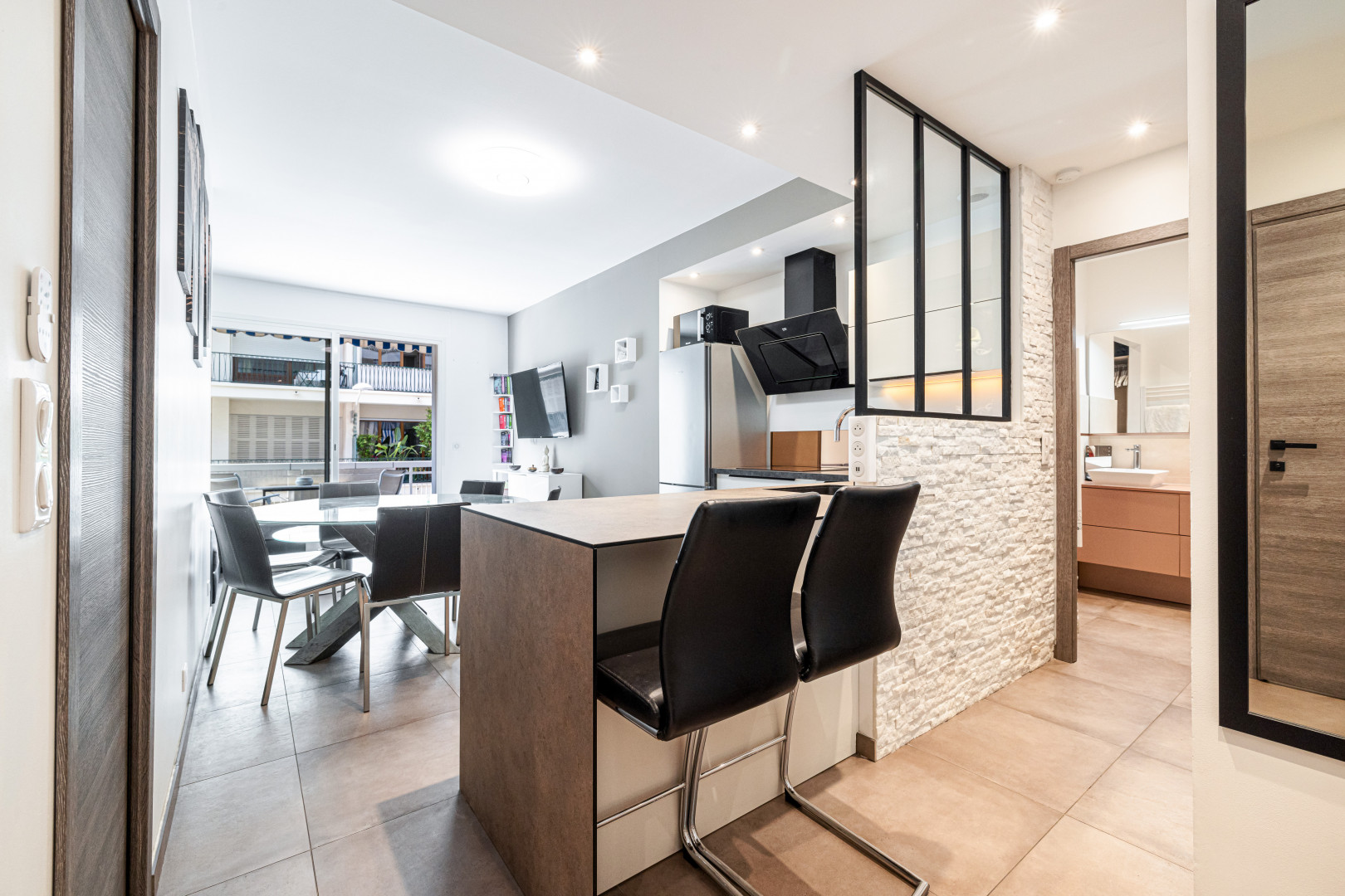 
                                                Vente
                                                 NICE - Musiciens - Bel appartement 3 pièces rénové en plein cœur des Musiciens