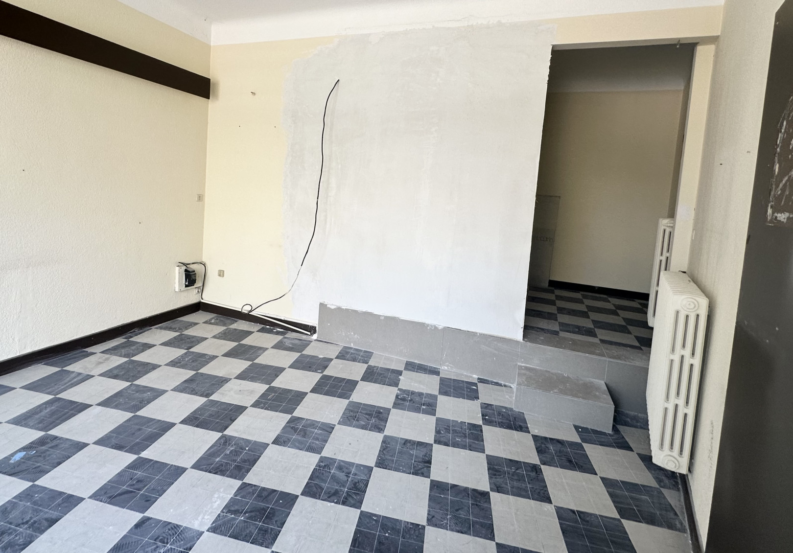
                                                Vente
                                                 Nice Nord - Murs commerciaux vide idéal investisseur