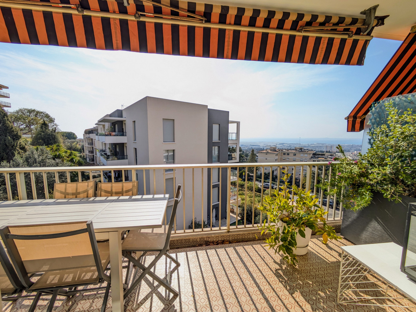 
                                                Vente
                                                 Nice Ouest Grand 3 pièces Vue Mer au calme