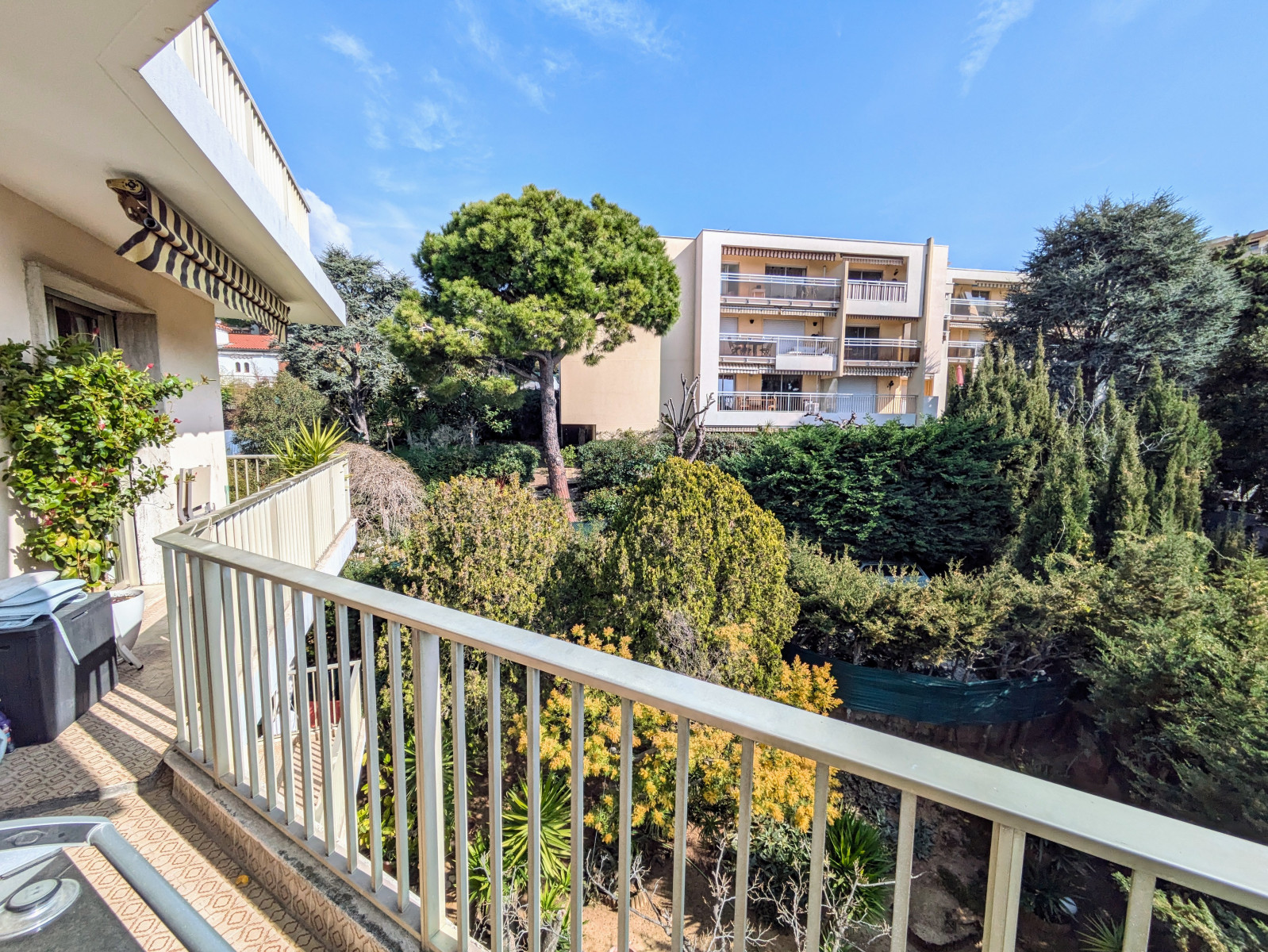 
                                                Vente
                                                 Nice Ouest Grand 3 pièces Vue Mer au calme