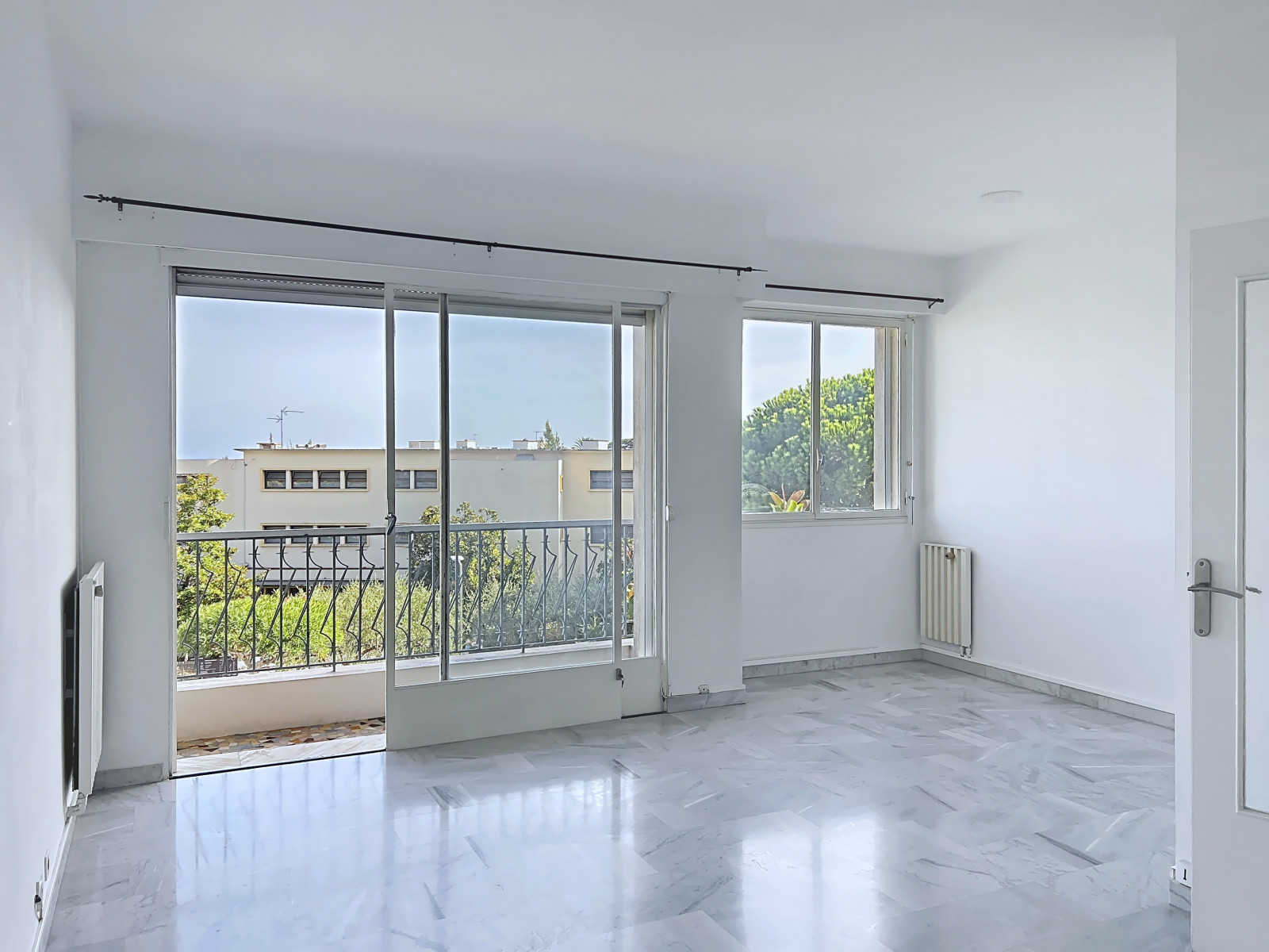 
                                                Location
                                                 Nice ouest - Grand studio dans résidence de standing avec vue mer