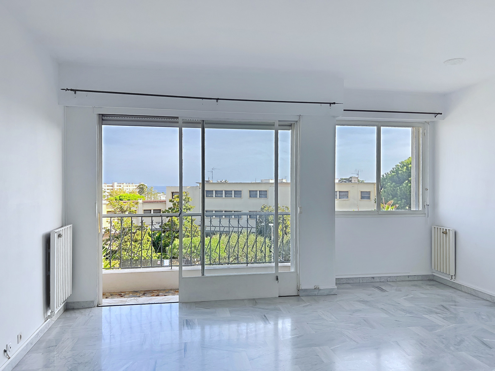 
                                                Location
                                                 Nice ouest - Grand studio dans résidence de standing avec vue mer