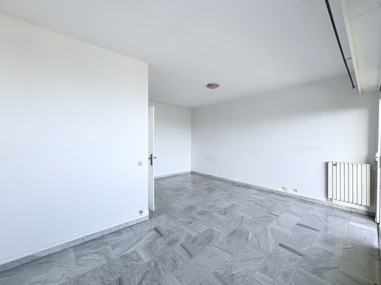 
                                                Location
                                                 Nice ouest - Grand studio dans résidence de standing avec vue mer