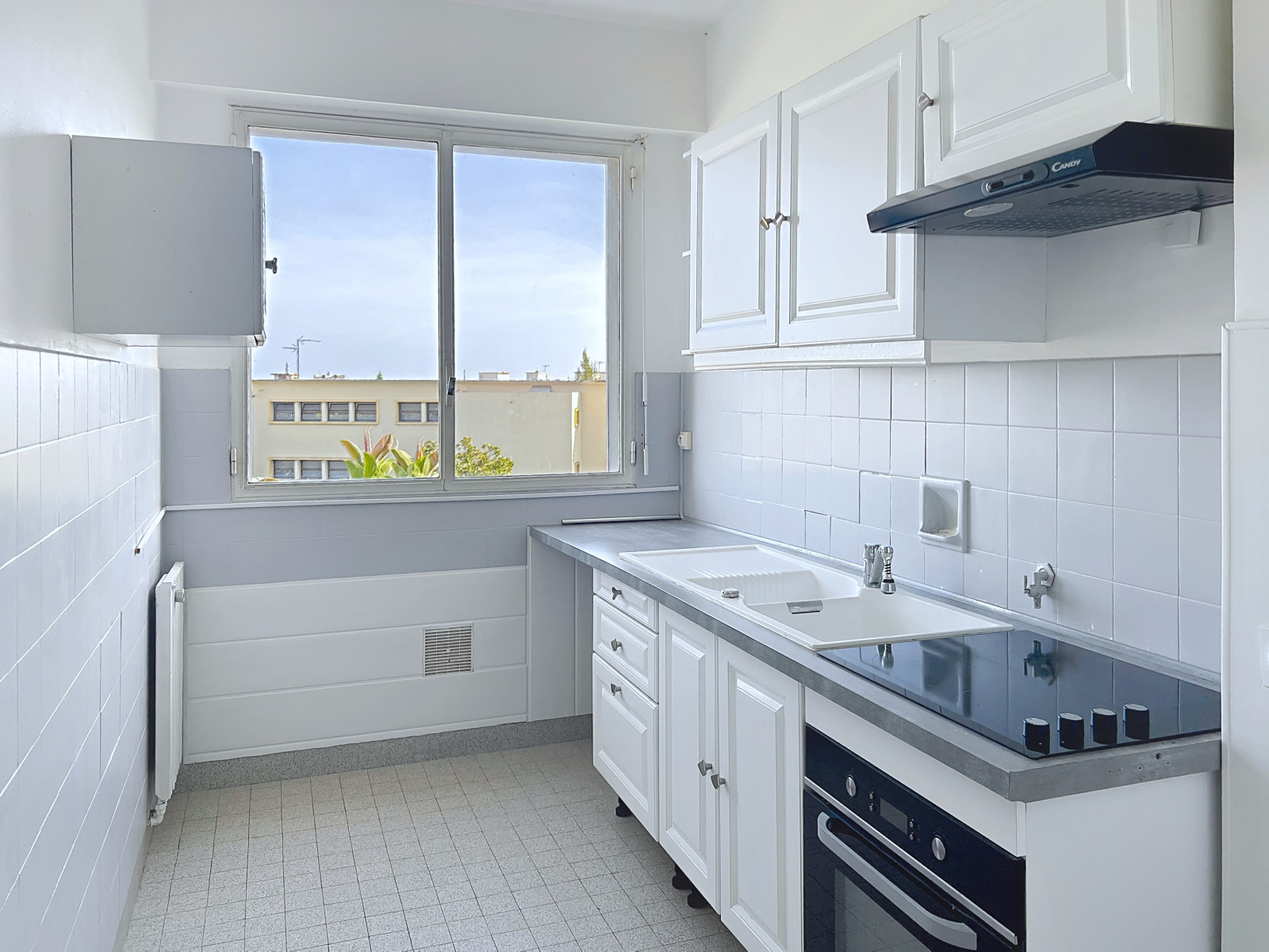 
                                                Location
                                                 Nice ouest - Grand studio dans résidence de standing avec vue mer