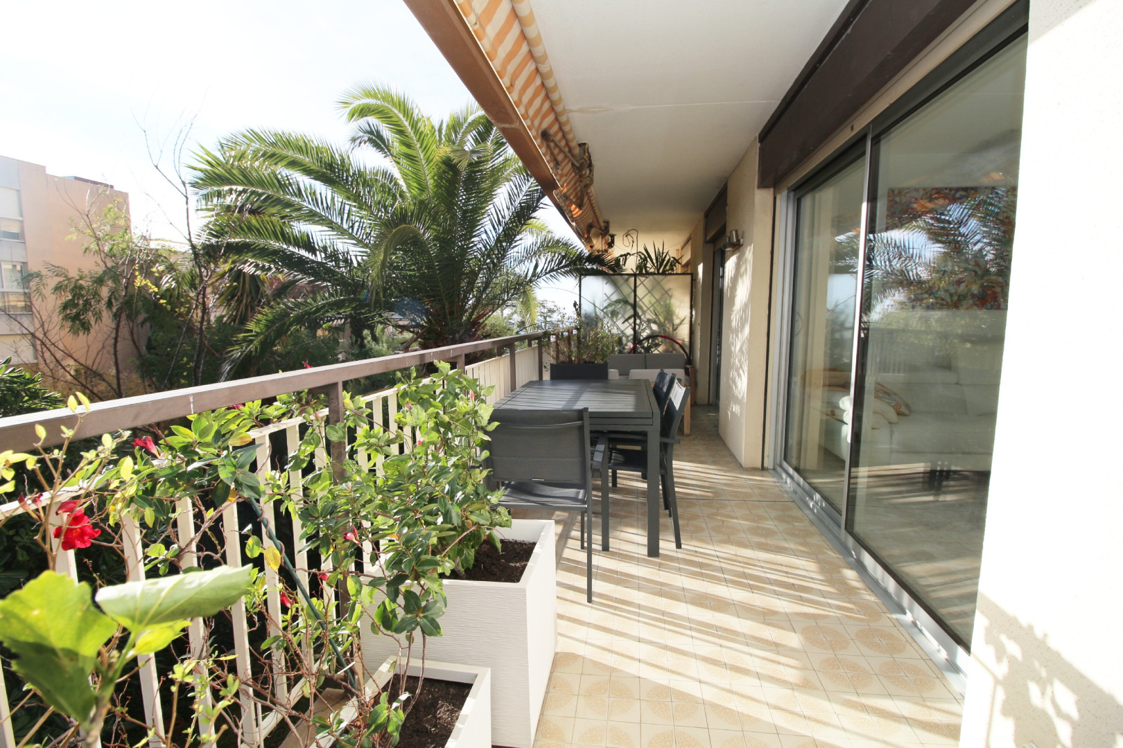 
                                                Vente
                                                 Nice Ouest Lanterne 4 pièces rénové au calme avec piscine et terrasse