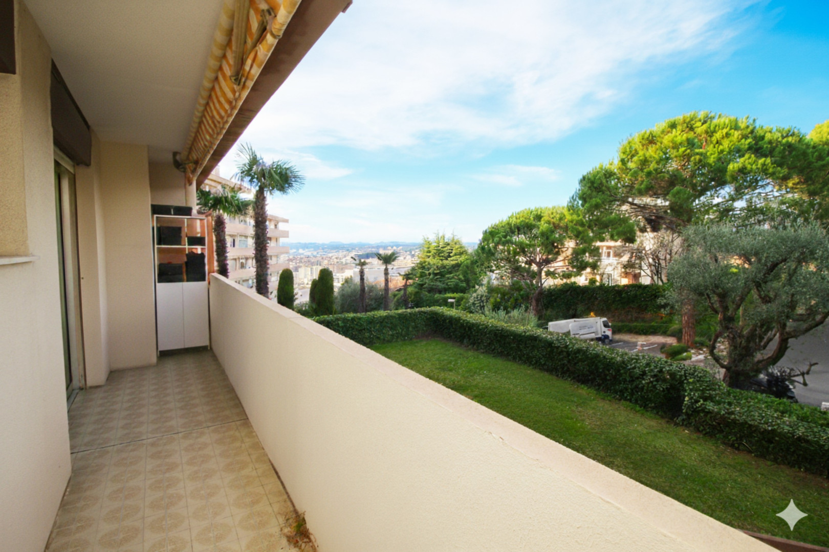 
                                                Vente
                                                 Nice Ouest Lanterne 4 pièces rénové au calme avec piscine et terrasse