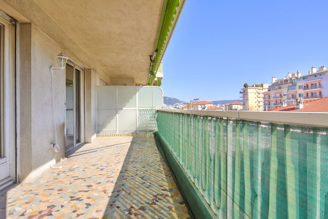 
                                                Vente
                                                 Nice - Parc Impérial - Grand 3-4 pièces traversant de 83,60 m2 avec stationnement.
