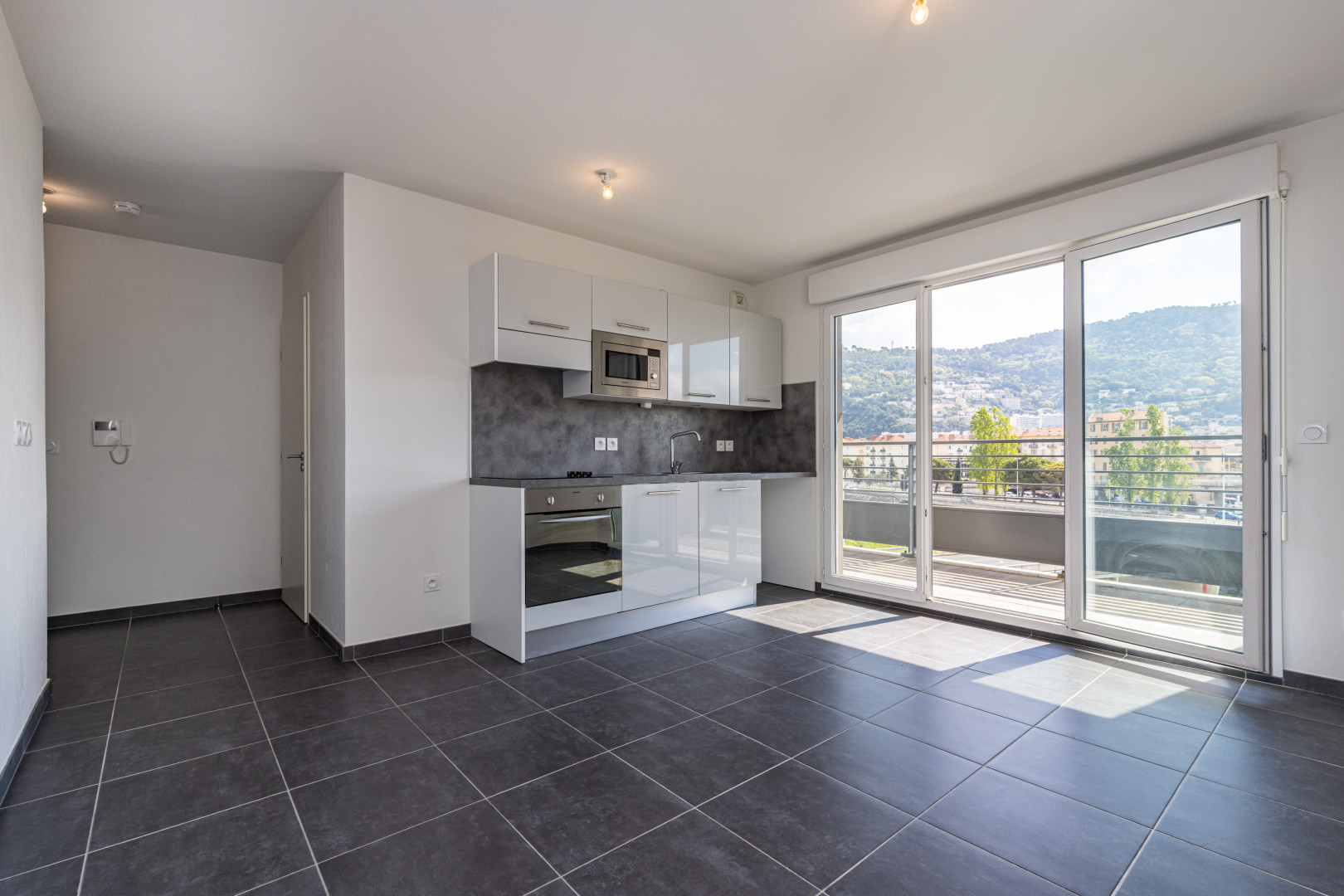 
                                                Vente
                                                 NICE / PASTEUR - Studio en dernier étage avec terrasse