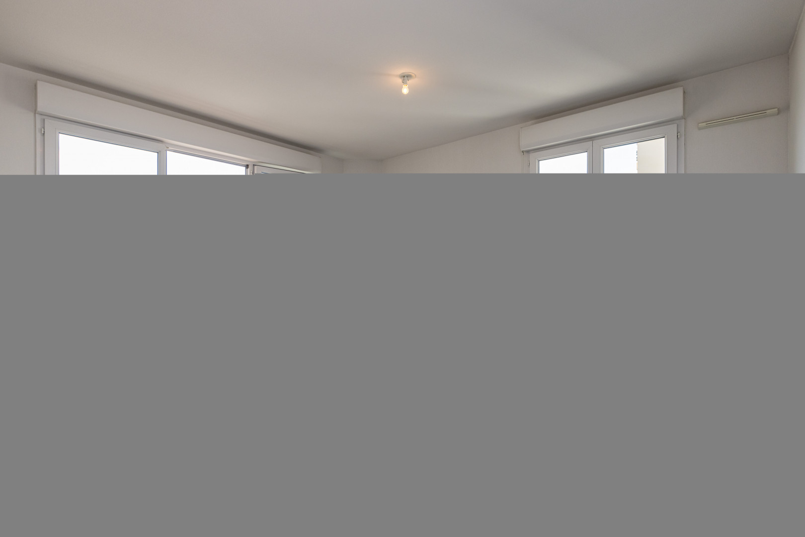
                                                Vente
                                                 NICE / PASTEUR - Studio en dernier étage avec terrasse