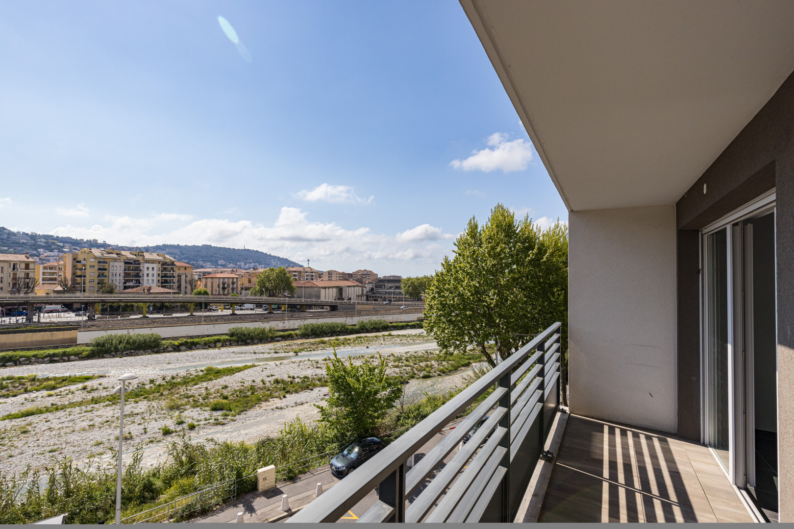 
                                                Vente
                                                 NICE / PASTEUR - Studio en dernier étage avec terrasse