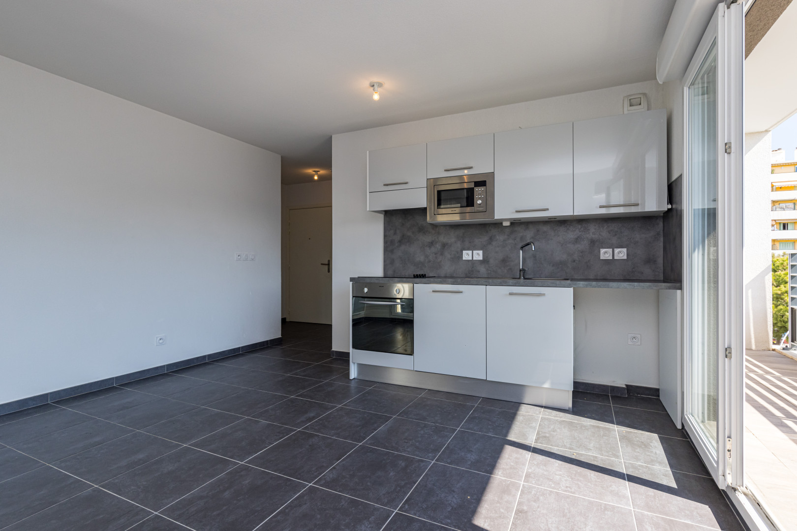 
                                                Vente
                                                 NICE / PASTEUR - Studio en dernier étage avec terrasse