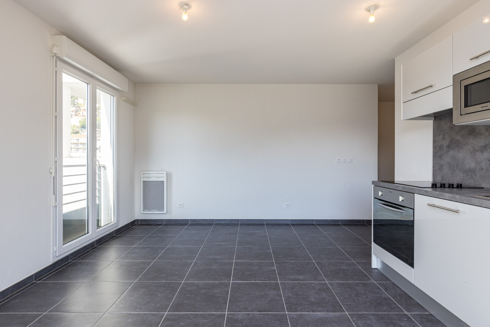 
                                                Vente
                                                 NICE / PASTEUR - Studio en dernier étage avec terrasse