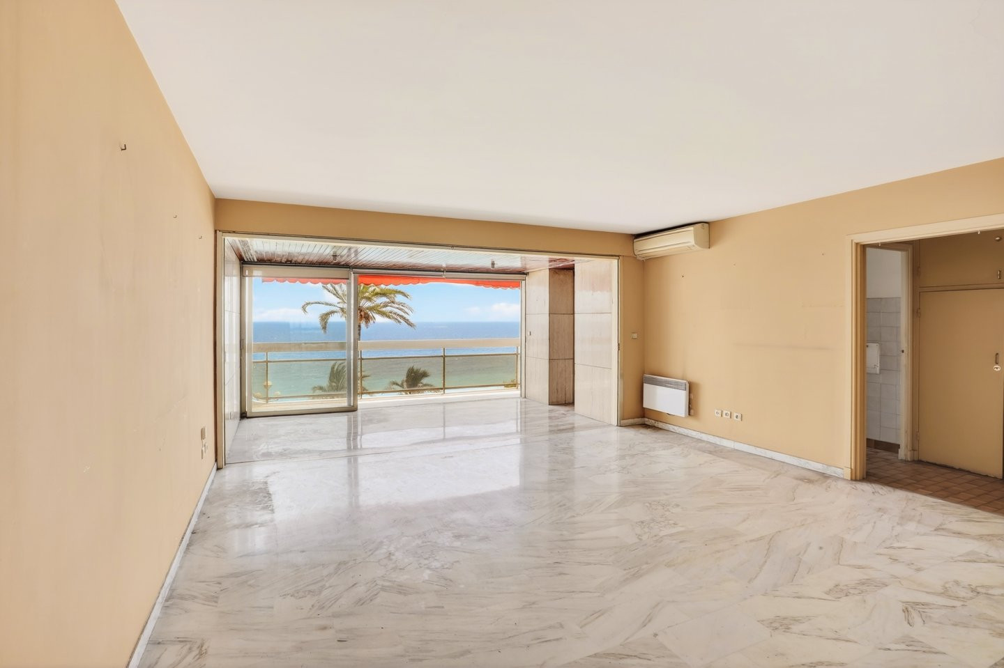 
                                                Vente
                                                 Nice - Promenade des Anglais - Appartement 3 pièces de 113 m² avec un fort potentiel d'aménagement
