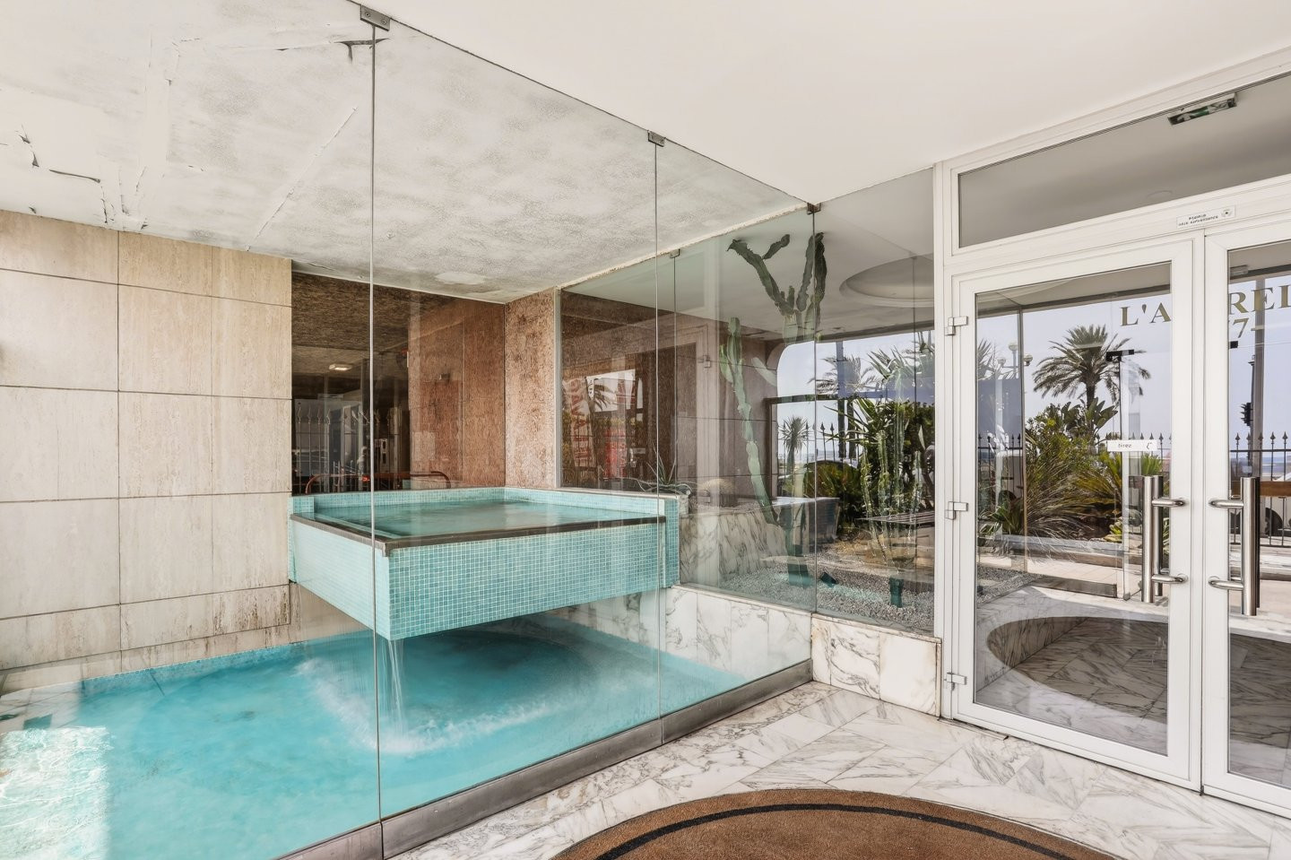
                                                Vente
                                                 Nice - Promenade des Anglais - Appartement 3 pièces de 113 m² avec un fort potentiel d'aménagement