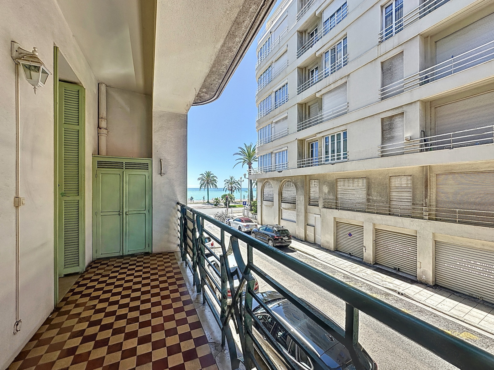 
                                                Vente
                                                 Nice - Promenade des Anglais - Beau 2 pièces de 60 m² à rafraichir avec vue mer