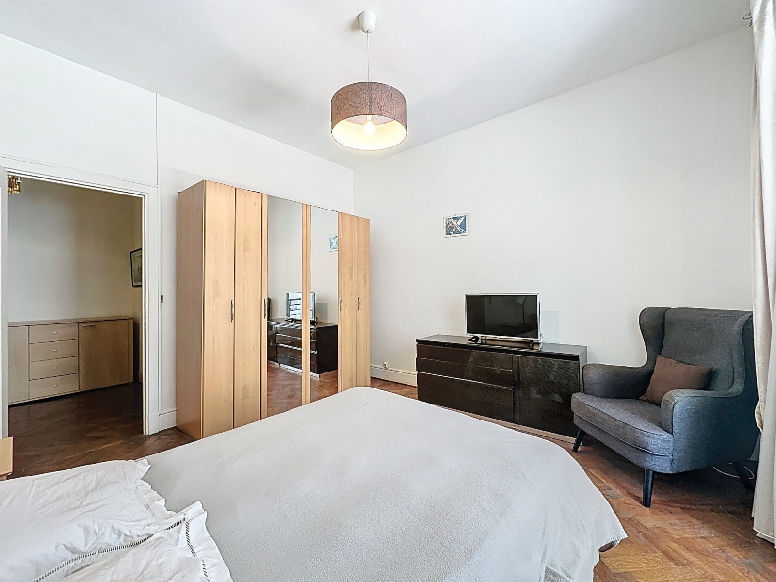 
                                                Vente
                                                 Nice - Promenade des Anglais - Beau 2 pièces de 60 m² à rafraichir avec vue mer