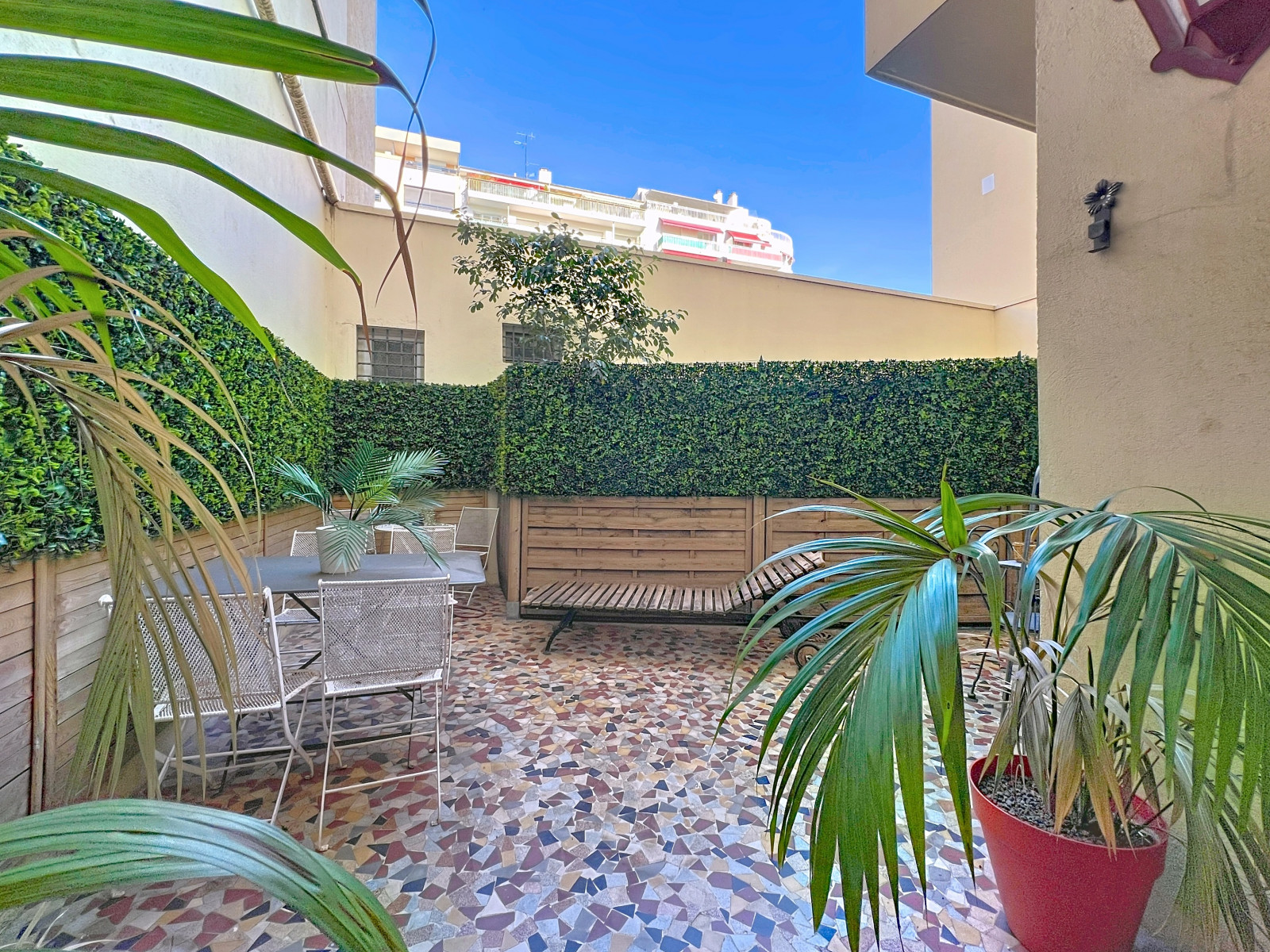 
                                                Vente
                                                 Nice Promenade des Anglais - Beau 3 pièces 72 m² avec jardin en front de mer
