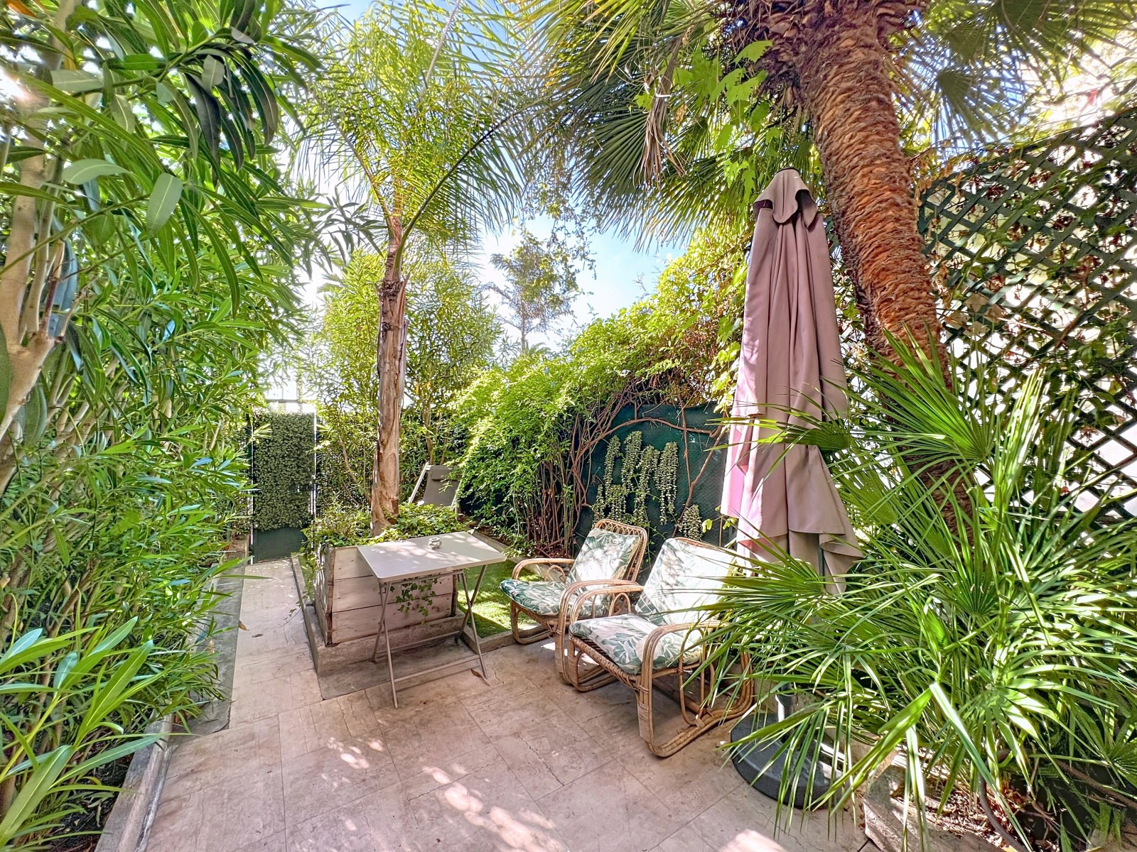 
                                                Vente
                                                 Nice Promenade des Anglais - Beau 3 pièces 72 m² avec jardin en front de mer
