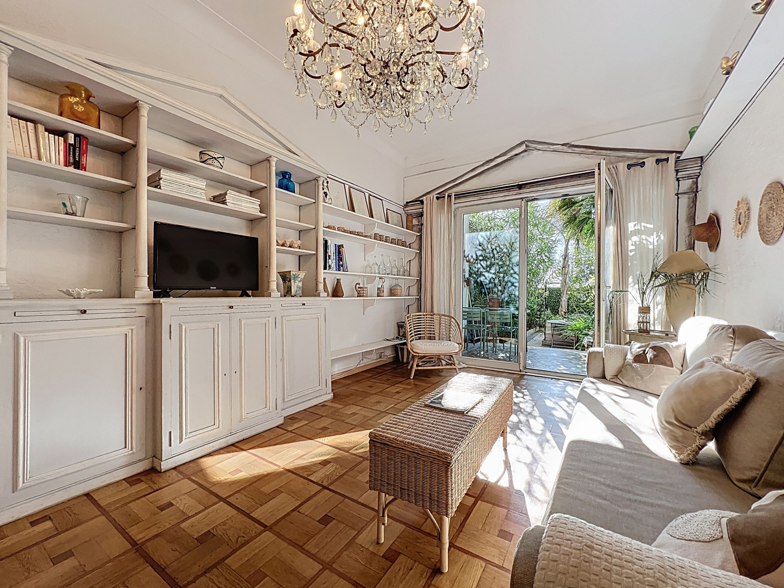 
                                                Vente
                                                 Nice Promenade des Anglais - Beau 3 pièces 72 m² avec jardin en front de mer