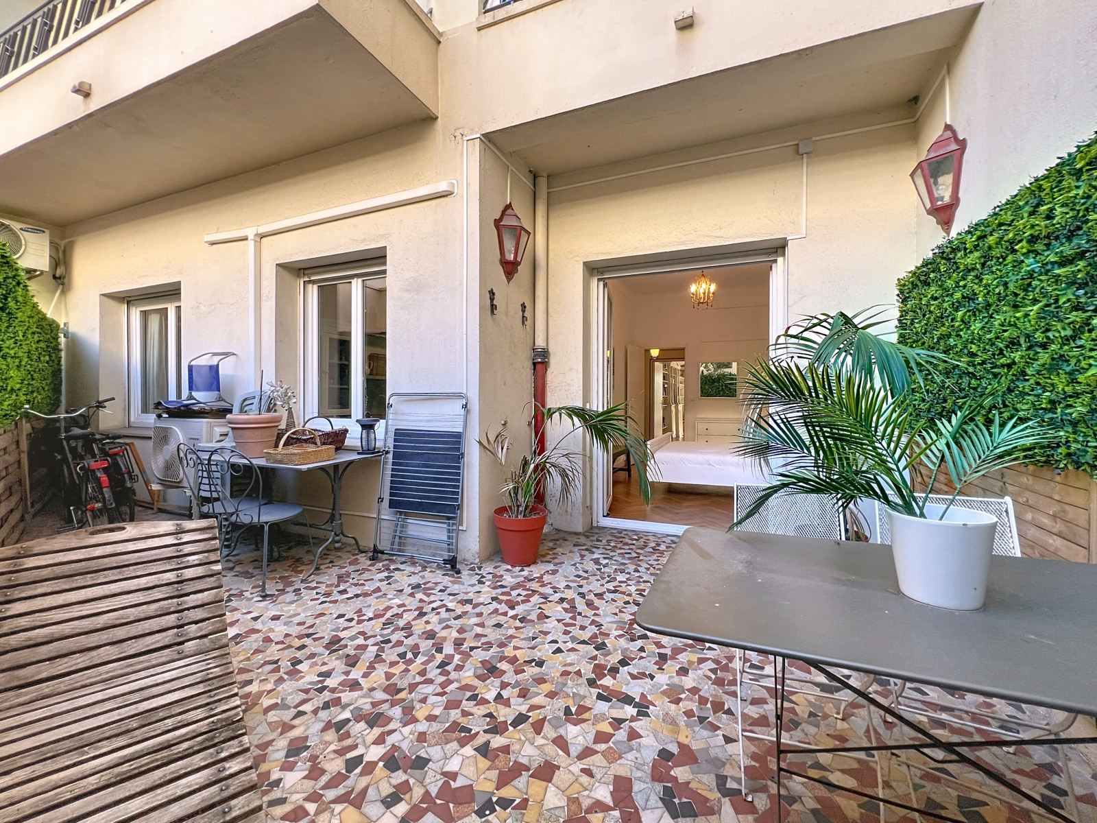 
                                                Vente
                                                 Nice Promenade des Anglais - Beau 3 pièces 72 m² avec jardin en front de mer