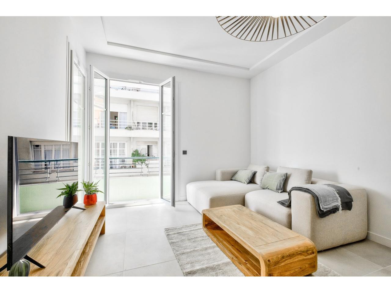 
                                                Vente
                                                 Nice - Promenade des Anglais - Beau 3 pièces de 65 m² entièrement rénové avec vue mer