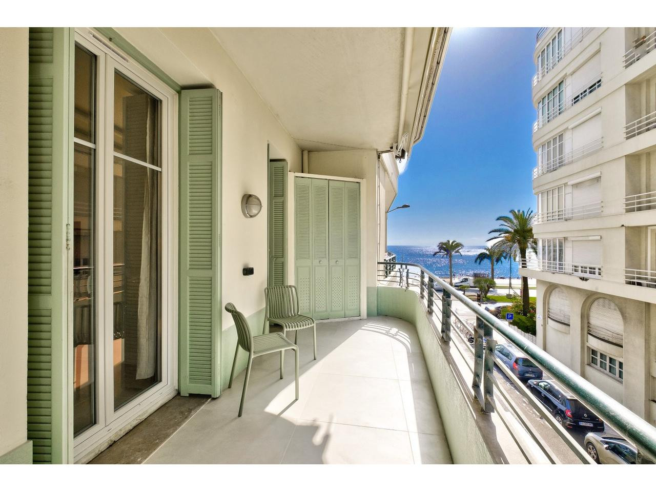 
                                                Vente
                                                 Nice - Promenade des Anglais - Beau 3 pièces de 65 m² entièrement rénové avec vue mer