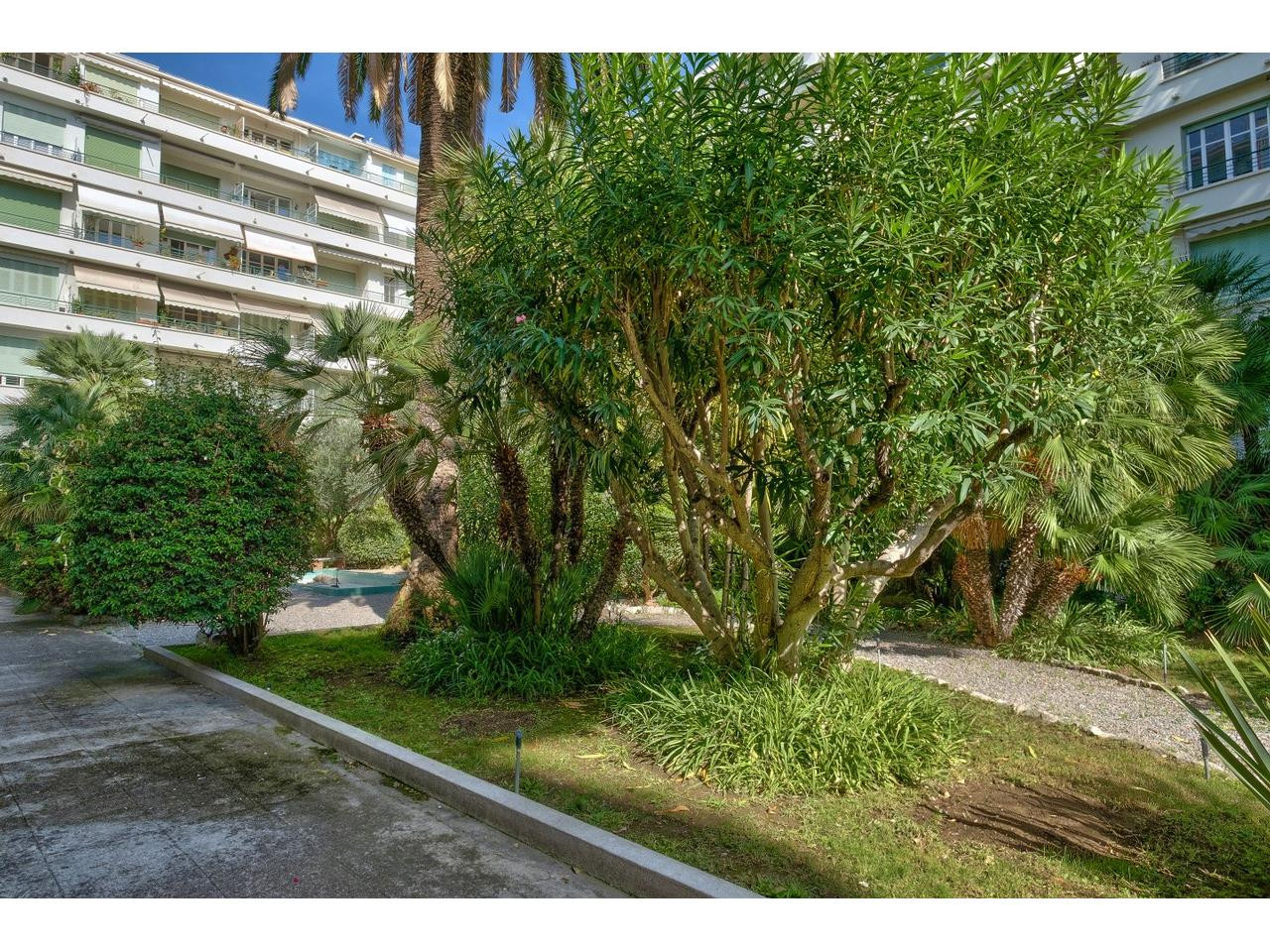 
                                                Vente
                                                 Nice - Promenade des Anglais - Beau 3 pièces de 65 m² entièrement rénové avec vue mer