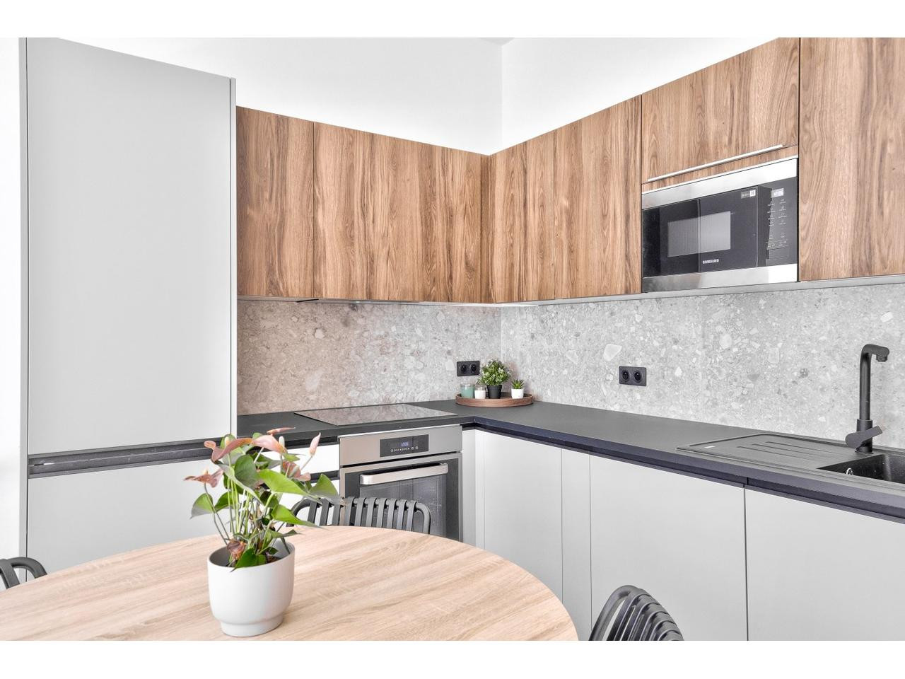 
                                                Vente
                                                 Nice - Promenade des Anglais - Beau 3 pièces de 65 m² entièrement rénové avec vue mer