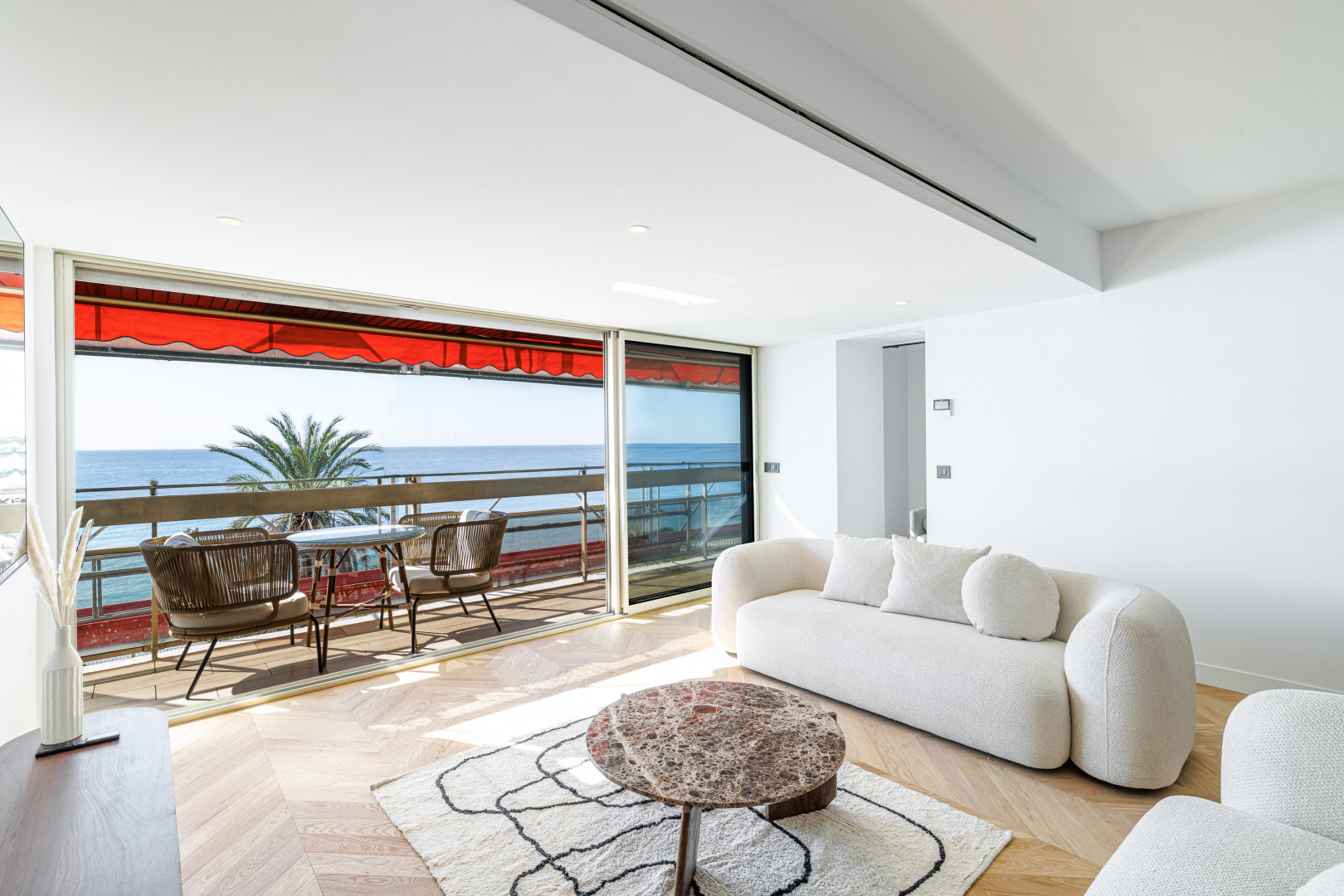 
                                                Vente
                                                 Nice - Promenade des anglais - Magnifique 4 pièces traversant de 115m2 entièrement rénové avec vue mer