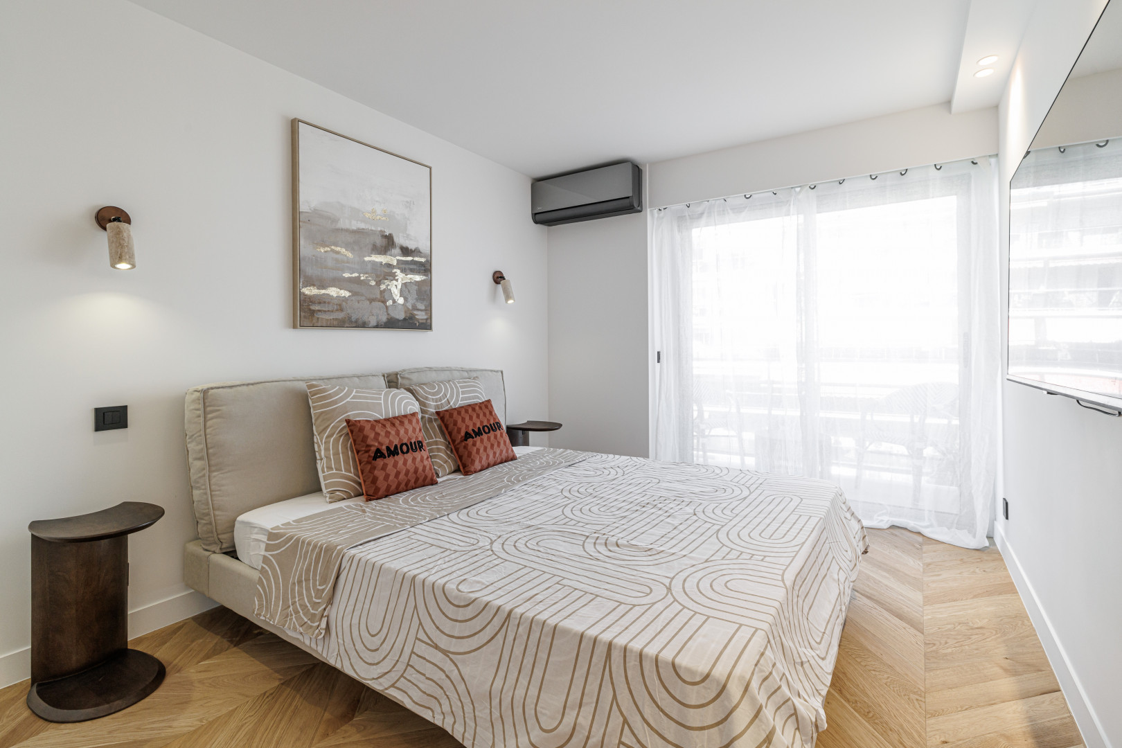 
                                                Vente
                                                 Nice - Promenade des anglais - Magnifique 4 pièces traversant de 115m2 entièrement rénové avec vue mer