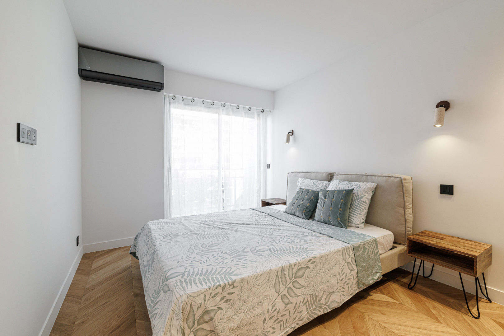 
                                                Vente
                                                 Nice - Promenade des anglais - Magnifique 4 pièces traversant de 115m2 entièrement rénové avec vue mer