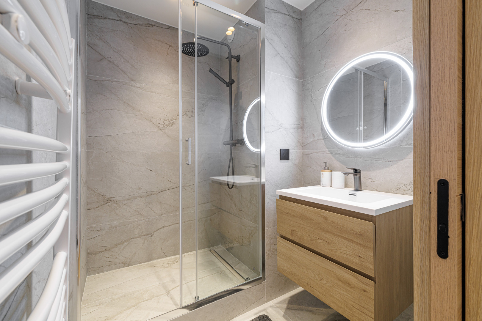 
                                                Vente
                                                 Nice - Promenade des anglais - Magnifique 4 pièces traversant de 115m2 entièrement rénové avec vue mer