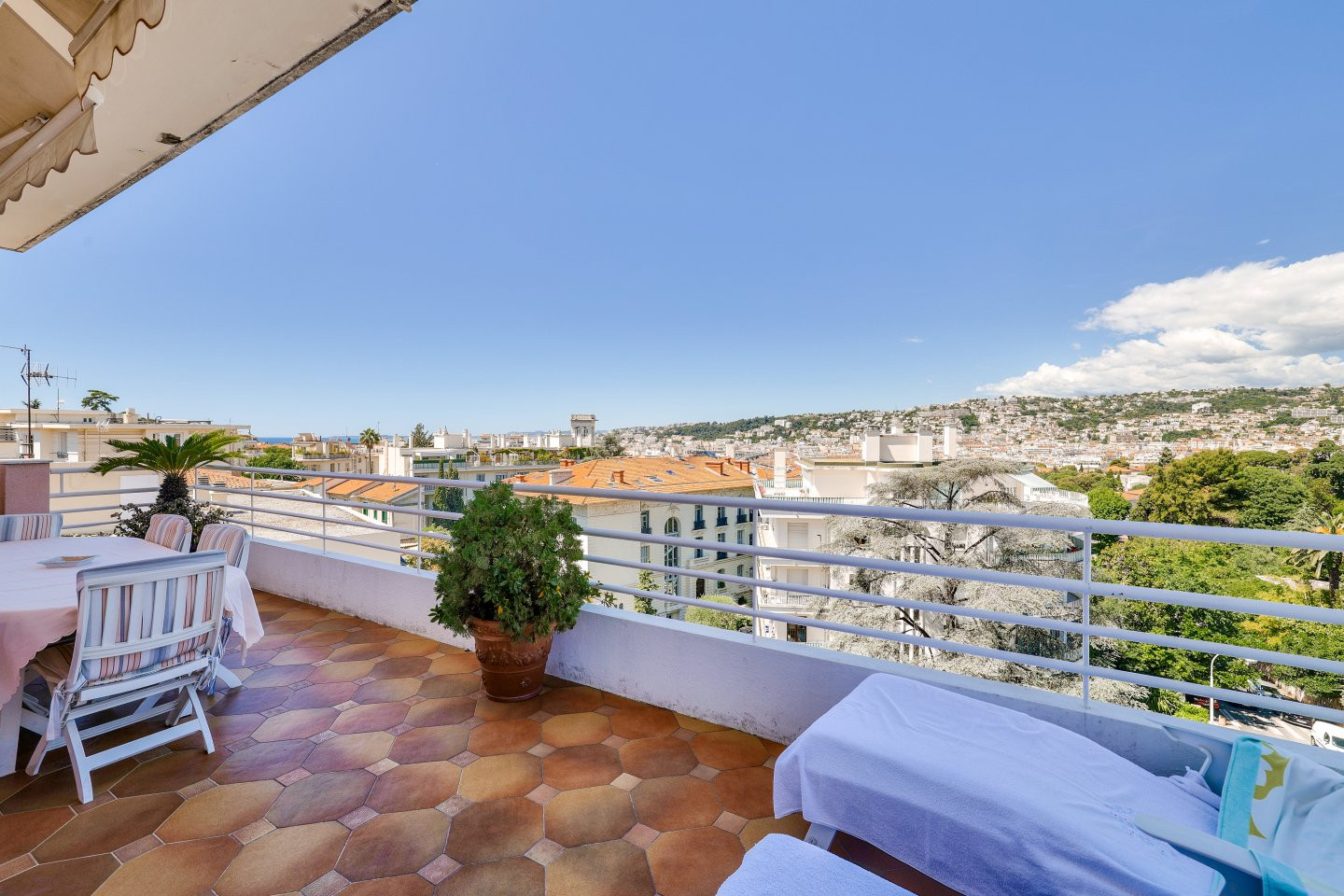 
                                                Vente
                                                 Nice - Rare à la vente – Spacieux 3/4 pièces en dernier étage avec vue mer, quartier Cimiez