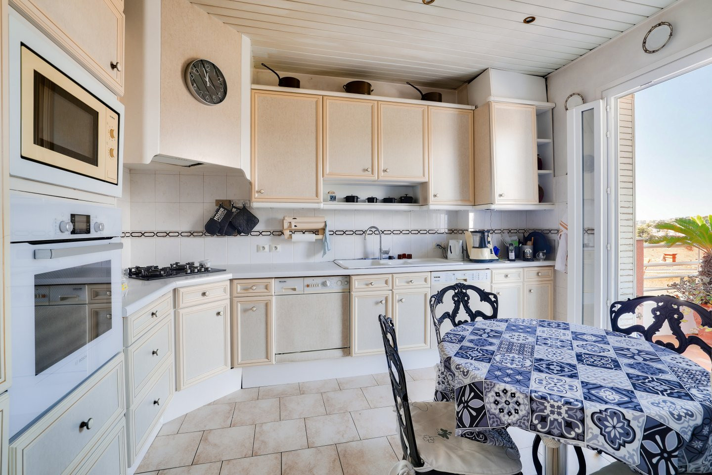
                                                Vente
                                                 Nice - Rare à la vente – Spacieux 3/4 pièces en dernier étage avec vue mer, quartier Cimiez