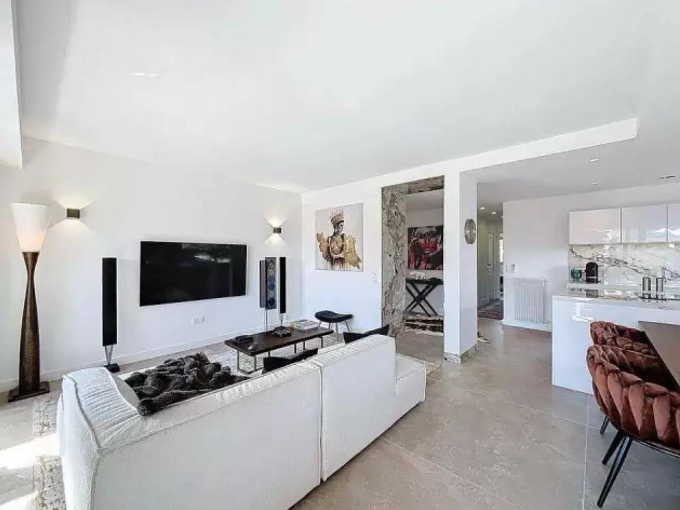 
                                                Vente
                                                 Nice Rimiez - Superbe 4 pièces 98m2 entièrement rénové avec vue dégagée sur la verdure et proche des commodités.