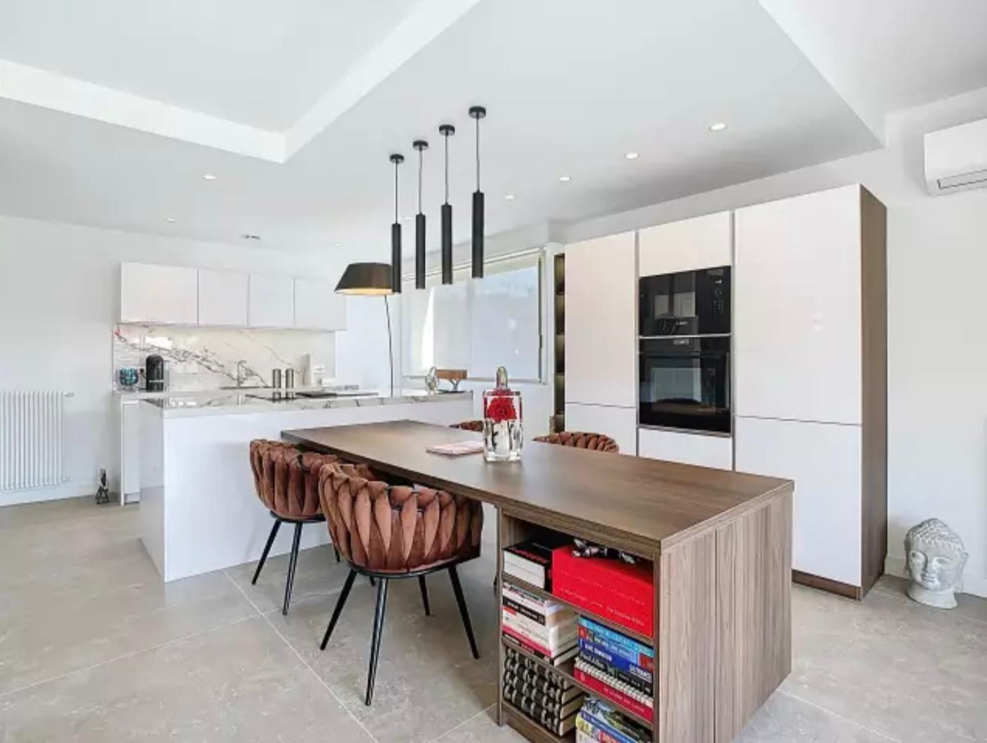 
                                                Vente
                                                 Nice Rimiez - Superbe 4 pièces 98m2 entièrement rénové avec vue dégagée sur la verdure et proche des commodités.