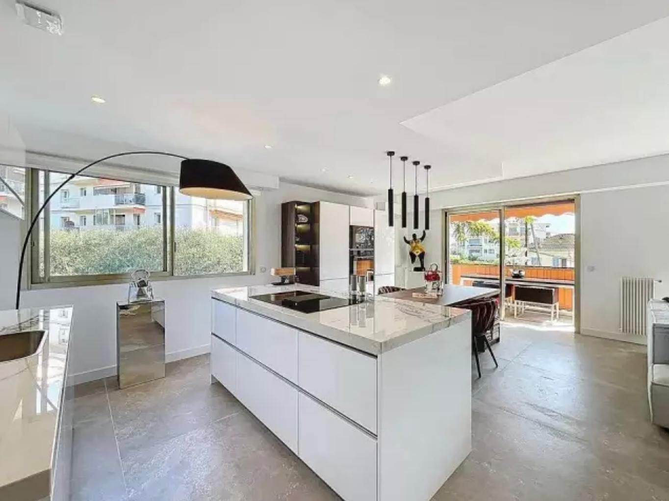 
                                                Vente
                                                 Nice Rimiez - Superbe 4 pièces 98m2 entièrement rénové avec vue dégagée sur la verdure et proche des commodités.