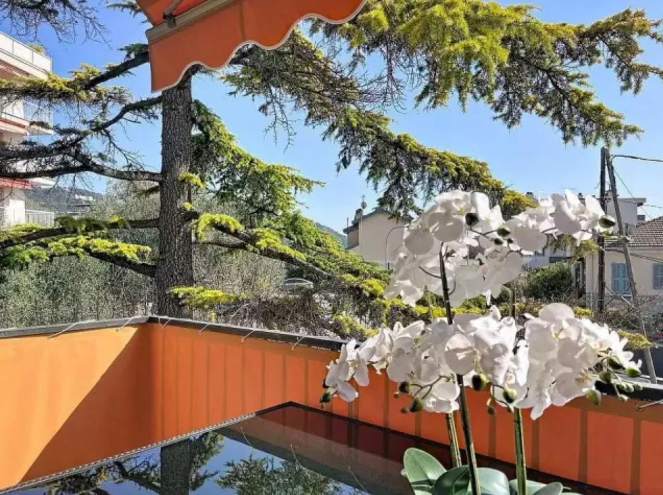 
                                                Vente
                                                 Nice Rimiez - Superbe 4 pièces 98m2 entièrement rénové avec vue dégagée sur la verdure et proche des commodités.