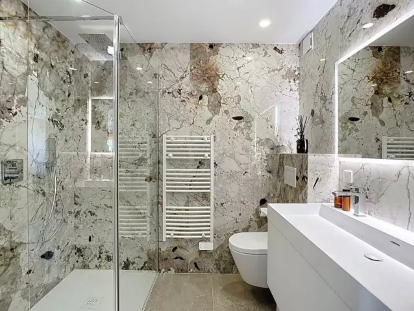 
                                                Vente
                                                 Nice Rimiez - Superbe 4 pièces 98m2 entièrement rénové avec vue dégagée sur la verdure et proche des commodités.