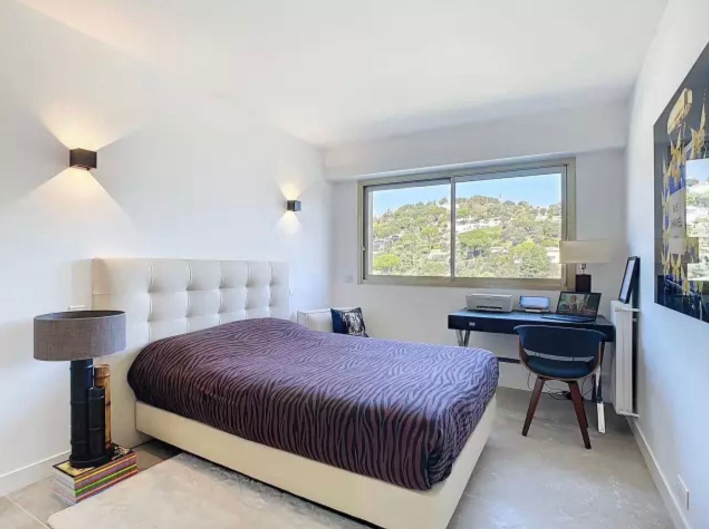 
                                                Vente
                                                 Nice Rimiez - Superbe 4 pièces 98m2 entièrement rénové avec vue dégagée sur la verdure et proche des commodités.