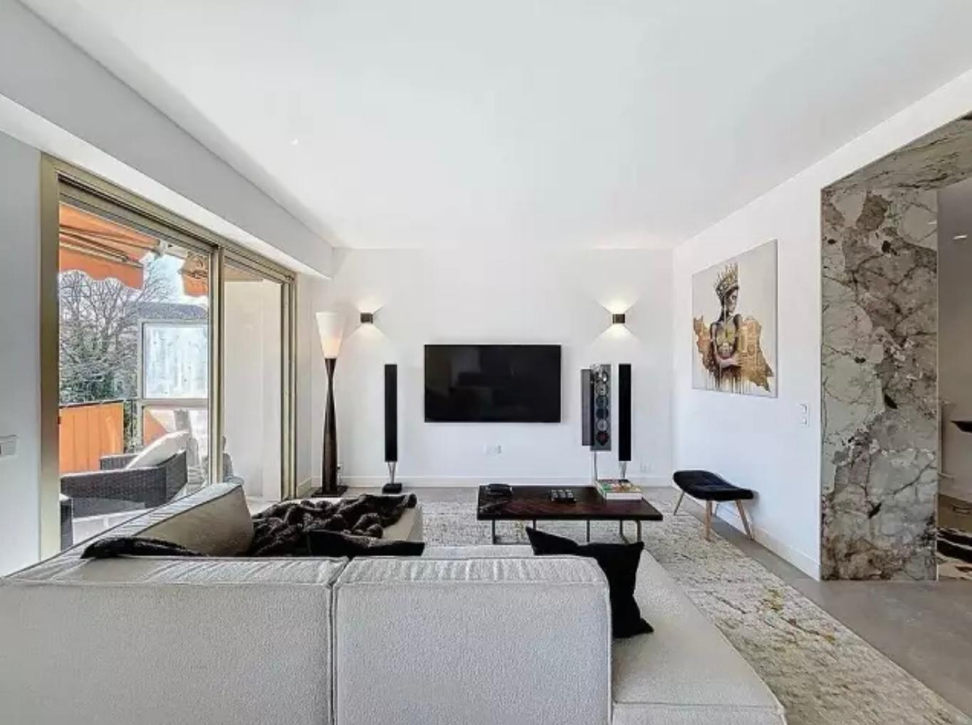 
                                                Vente
                                                 Nice Rimiez - Superbe 4 pièces 98m2 entièrement rénové avec vue dégagée sur la verdure et proche des commodités.