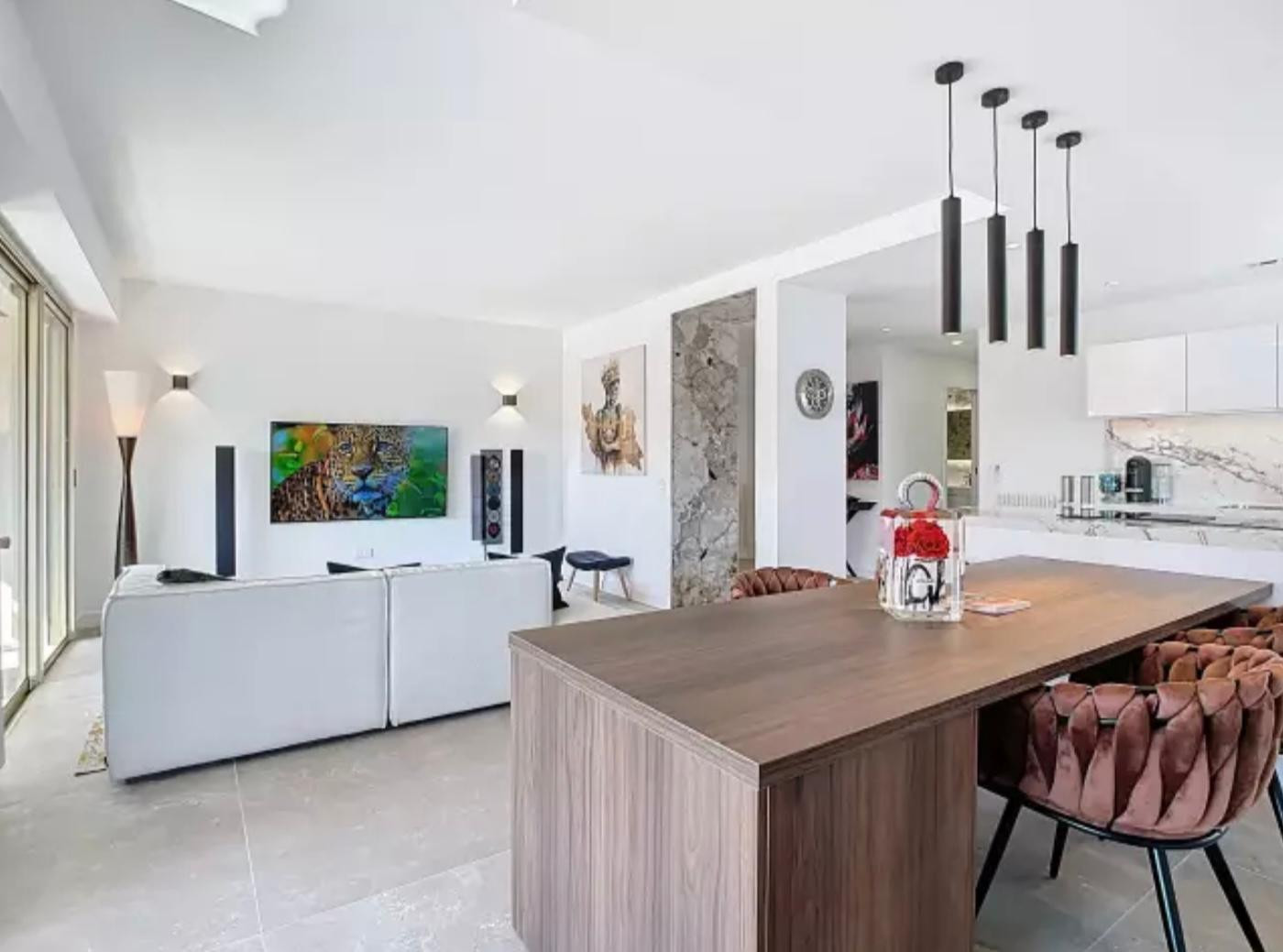 
                                                Vente
                                                 Nice Rimiez - Superbe 4 pièces 98m2 entièrement rénové avec vue dégagée sur la verdure et proche des commodités.