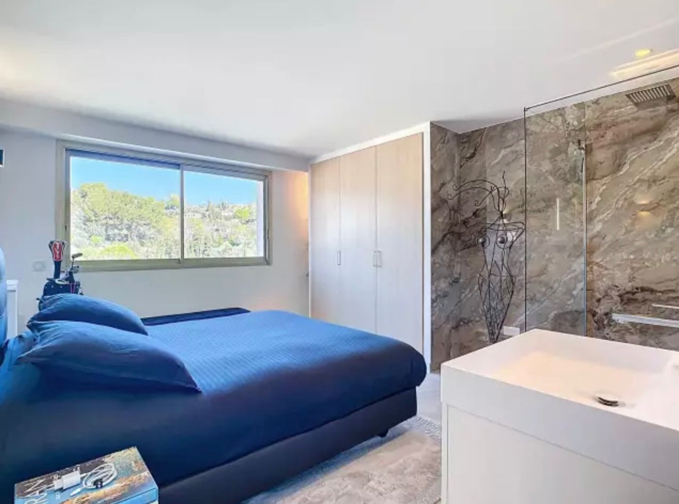 
                                                Vente
                                                 Nice Rimiez - Superbe 4 pièces 98m2 entièrement rénové avec vue dégagée sur la verdure et proche des commodités.