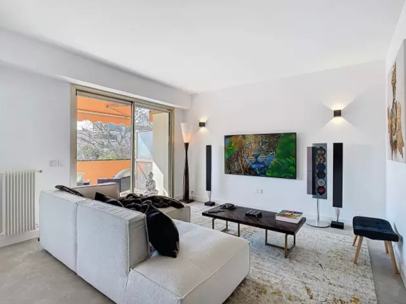 
                                                Vente
                                                 Nice Rimiez - Superbe 4 pièces 98m2 entièrement rénové avec vue dégagée sur la verdure et proche des commodités.