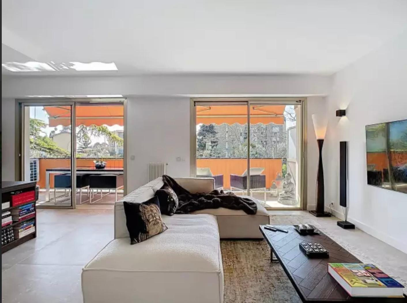 
                                                Vente
                                                 Nice Rimiez - Superbe 4 pièces 98m2 entièrement rénové avec vue dégagée sur la verdure et proche des commodités.