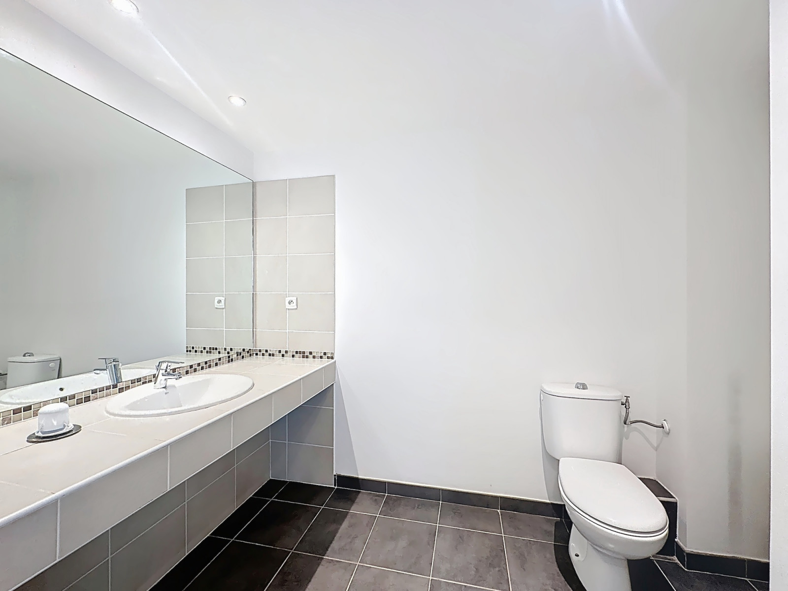 
                                                Vente
                                                 Nice Riquier – Spacieux 2 pièces de 39 m2 disposant d’une belle terrasse exposée Sud