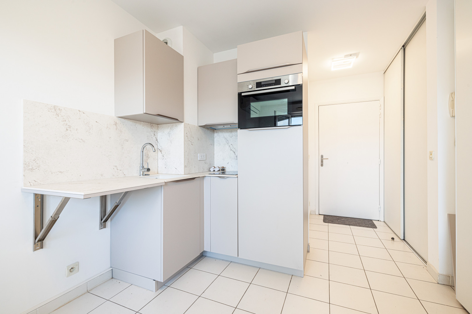 
                                                Location
                                                 NICE / RIQUIER - Studio MEUBLE avec balcon en dernier étage